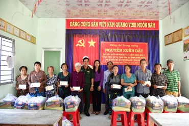 Trung tướng Nguyễn Xuân Dắt tặng quà cho hộ nghèo xã Thuận Hưng, huyện Mỹ Tú, tỉnh Sóc Trăng.