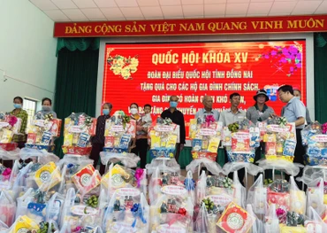 Đồng chí Vũ Hải Hà trao quà Tết cho người dân huyện Tân Phú.