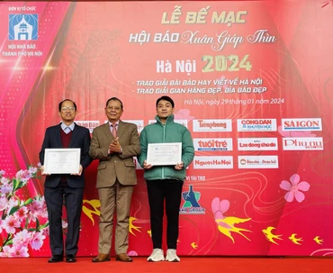 Ban tổ chức trao hai giải A Gian trưng bày đẹp tại Hội báo cho Báo Nhân Dân và Đài Phát thanh-Truyền hình Hà Nội.