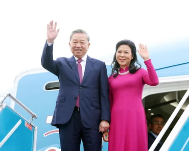 Sáng 9/3, Tổng Bí thư Tô Lâm và Phu nhân Ngô Phương Ly cùng Đoàn đại biểu cấp cao Việt Nam rời Thủ đô Hà Nội, lên đường thăm cấp Nhà nước tới Cộng hòa Indonesia, thăm chính thức Ban Thư ký ASEAN và thăm chính thức Singapore từ ngày 9-13/3/2025. (Ảnh: Thống Nhất/TTXVN) 