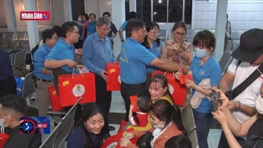 Chuyến tàu mùa Xuân đưa công nhân về quê ăn Tết