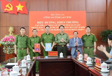Đại diện lãnh đạo tỉnh Lai Châu biểu dương, khen thưởng lực lượng phá chuyên án.