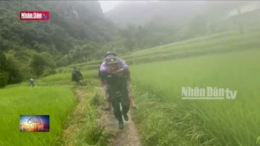 Bộ đội Biên phòng cùng nhân dân chống bão số 3