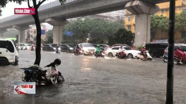 Hà Nội mưa lớn khiến các tuyến đường bị ngập, giao thông ùn tắc