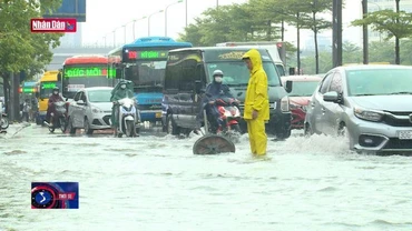 Mưa lớn, nhiều tuyến phố Thủ đô ngập sâu, giao thông ùn tắc