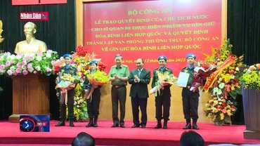 Lễ trao Quyết định cho sĩ quan công đi thực hiện gìn giữ hòa bình