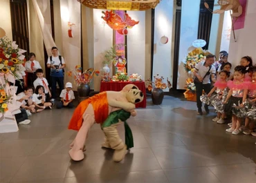 Màn biểu diễn đấu vật đem lại cho các em nụ cười vui vẻ, sảng khoái.