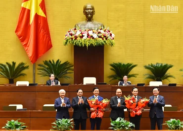 Chủ tịch nước Nguyễn Xuân Phúc, Thủ tướng Phạm Minh Chính, Chủ tịch Quốc hội Vương Đình Huệ, Chủ tịch Ủy ban Trung ương Mặt trận Tổ quốc Việt Nam Đỗ Văn Chiến chúc mừng 2 tân Phó Thủ tướng Chính phủ Trần Hồng Hà và Trần Lưu Quang.