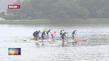 Lâm Đồng: Giải đua ván chèo đứng trên hồ Xuân Hương