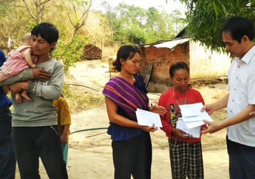 Lãnh đạo huyện Đăk Hà động viên, thăm hỏi gia đình các nạn nhân.