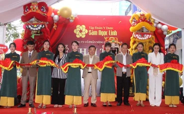 Cắt băng khánh thành cửa hàng bán sâm Ngọc Linh và dược liệu quý tại Nghệ An.