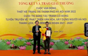 Ban tổ chức trao giải cho các tác giả có tác phẩm ấn tượng nhất.