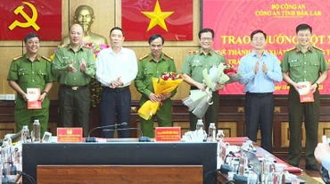 Lãnh đạo tỉnh Đắk Lắk trao thưởng đột xuất cho tập thể Công an tỉnh.