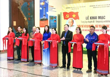 Các đại biểu cắt băng khai mạc trưng bày chuyên đề “Thân thế và sự nghiệp Chủ tịch Tôn Đức Thắng”.