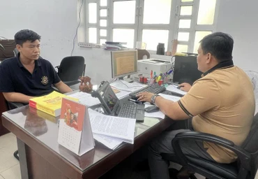 Đối tượng Phùng Thế Tài (trái) tại Cơ quan Công an.