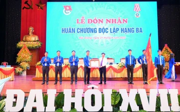 Trao Huân chương Độc lập hạng Ba cho Đoàn Thanh niên Cộng sản Hồ Chí Minh tỉnh Bắc Giang.