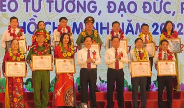 Tặng bằng khen cho các tập thể, cá nhân có thành tích xuất sắc trong học tập và làm theo tư tưởng, đạo đức, phong cách Hồ Chí Minh.
