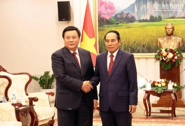 Đồng chí Nguyễn Xuân Thắng hội kiến Thường trực Ban Bí thư Đảng Nhân dân Cách mạng Lào, Phó Chủ tịch nước Lào Bounthong Chitmany.
