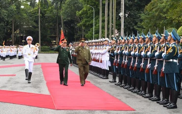Đại tướng Lương Cường, Chủ nhiệm Tổng cục Chính trị Quân đội nhân dân Việt Nam và Trung tướng Víctor Rojo Ramos, Chủ nhiệm Chính trị các Lực lượng vũ trang cách mạng Cuba, duyệt đội danh dự.