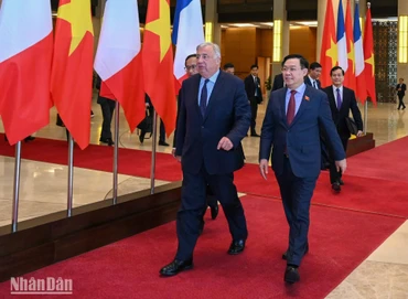 Chủ tịch Quốc hội Vương Đình Huệ và Chủ tịch Thượng viện Cộng hòa Pháp Gérard Larcher dự Lễ khởi động sự kiện sau khi kết thúc buổi hội đàm.