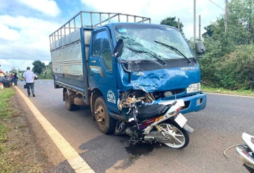 Hiện trường vụ tai nạn giữa xe máy biển kiểm soát: 47D1-543.31 và ô-tô biển kiểm soát: 47C-153.29 trên đường tránh thị xã Buôn Hồ.