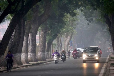 Khu vực Hà Nội đêm có mưa phùn và sương mù, sáng và đêm trời rét. (Ảnh minh họa)