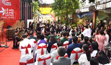 Đông đảo người yêu thơ tham dự Ngày thơ Việt Nam lần thứ 21 năm 2023 tại Đắk Lắk.