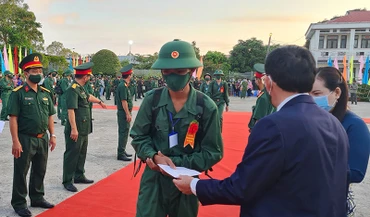 Lãnh đạo tỉnh Hậu Giang tặng quà cho tân binh.