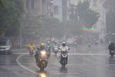 Khu vực Hà Nội sáng và đêm có mưa nhỏ, mưa phùn và sương mù, trời lạnh. (Ảnh minh họa)