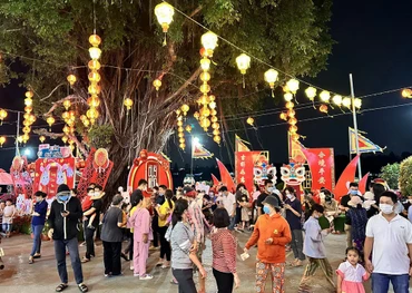 Đông đảo người dân đến tham dự khai mạc Lễ hội chùa Ông.