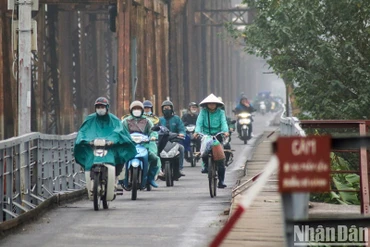 Khu vực Hà Nội có mưa nhỏ, mưa phùn và sương mù, trời lạnh. (Ảnh minh họa: NHẬT QUANG)