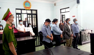 Các bị cáo tại phiên tòa. 