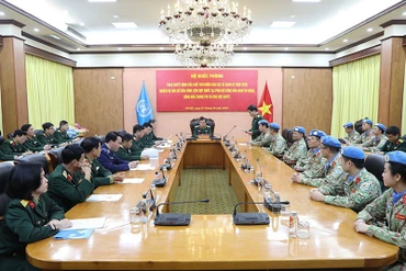 Quang cảnh buổi trao quyết định.