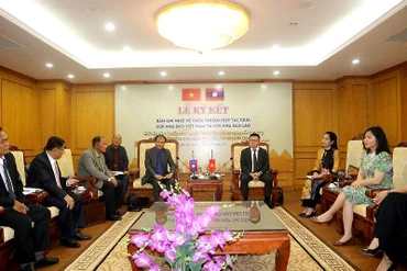 Chủ tịch Hội Nhà báo Việt Nam Lê Quốc Minh tiếp đoàn công tác của Hội Nhà báo Lào. 