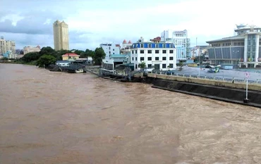 Nước sông Ka Long đang dâng cao, thành phố Móng Cái sẵn sàng phương án chống lũ.