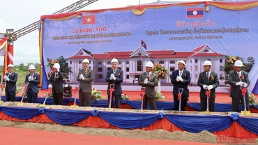Bộ trưởng Công an Tô Lâm cùng Phó Thủ tướng, Bộ trưởng Công an Lào Vilay Lakhamphong và các đại biểu làm Lễ động thổ xây dựng công trình Học viện Công an nhân dân Lào. (Ảnh: Trịnh Quốc Dũng)