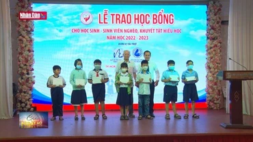 Trao học bổng cho học sinh, sinh viên nghèo, khuyết tật hiếu học