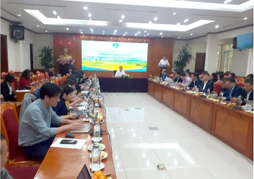 Các đại biểu tại buổi họp báo.