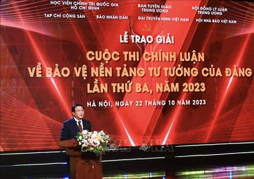 Đồng chí Nguyễn Xuân Thắng, Ủy viên Bộ Chính trị, Giám đốc Học viện Chính trị Quốc gia Hồ Chí Minh, Chủ tịch Hội đồng Lý luận Trung ương, Trưởng Ban tổ chức cuộc thi phát biểu tại Lễ trao giải. (Ảnh: TTXVN)
