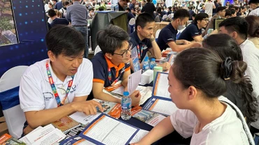 Thí sinh tìm hiểu thông tin xét tuyển năm 2023 của các trường đại học.
