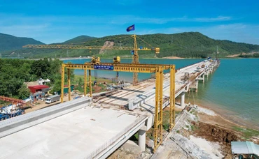 Thi công cầu vượt hồ Yên Mỹ.