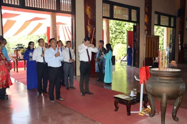 Lãnh đạo tỉnh Đồng Nai dâng hương tại lễ tưởng niệm.