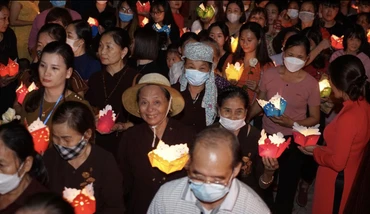 Đông đảo người dân, tăng ni, phật tử, khách du lịch cầu nguyện Quốc thái dân an.