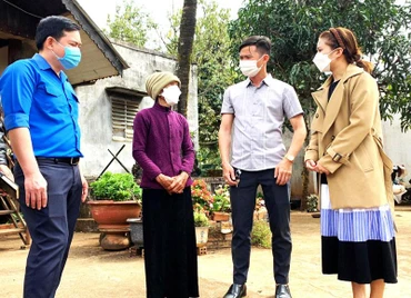 Cán bộ, đảng viên xã Ea Bhốk, huyện Cư Kuin, tỉnh Đắk Lắk tuyên truyền, vận động nhân dân nâng cao ý thức phòng, chống dịch bệnh.