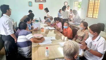 Người dân thành phố Thủ Dầu Một, tỉnh Bình Dương làm thủ tục để nhận tiền hỗ trợ, đền bù. 