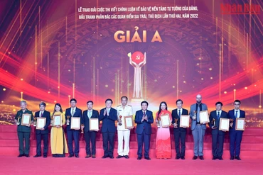 Đồng chí Nguyễn Xuân Thắng và đồng chí Nguyễn Trọng Nghĩa trao giải A cho các tác giả, nhóm tác giả.