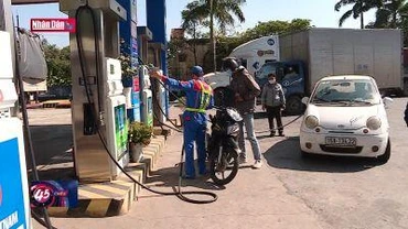 Giá xăng tiếp tục giảm hớn 1.000 đồng/lít