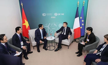 Thủ tướng Phạm Minh Chính gặp Tổng thống Pháp Emmanuel Macron. (Ảnh: TTXVN)