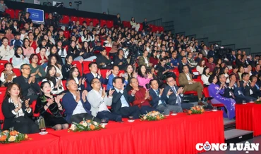 Các đại biểu tham dự chương trình.