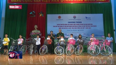 Hỗ trợ học sinh nghèo khu vực biên giới nhiễm bom mìn